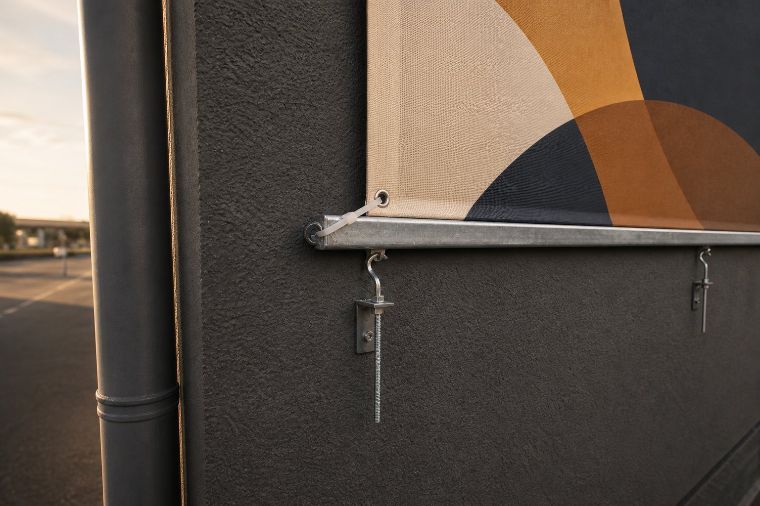 Detalje af bannerophæng og skinne