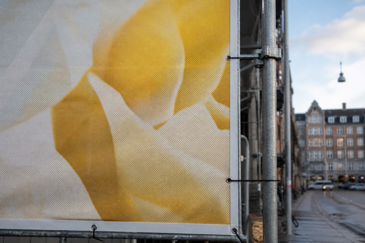 Mesh-banner med øje og elastik
